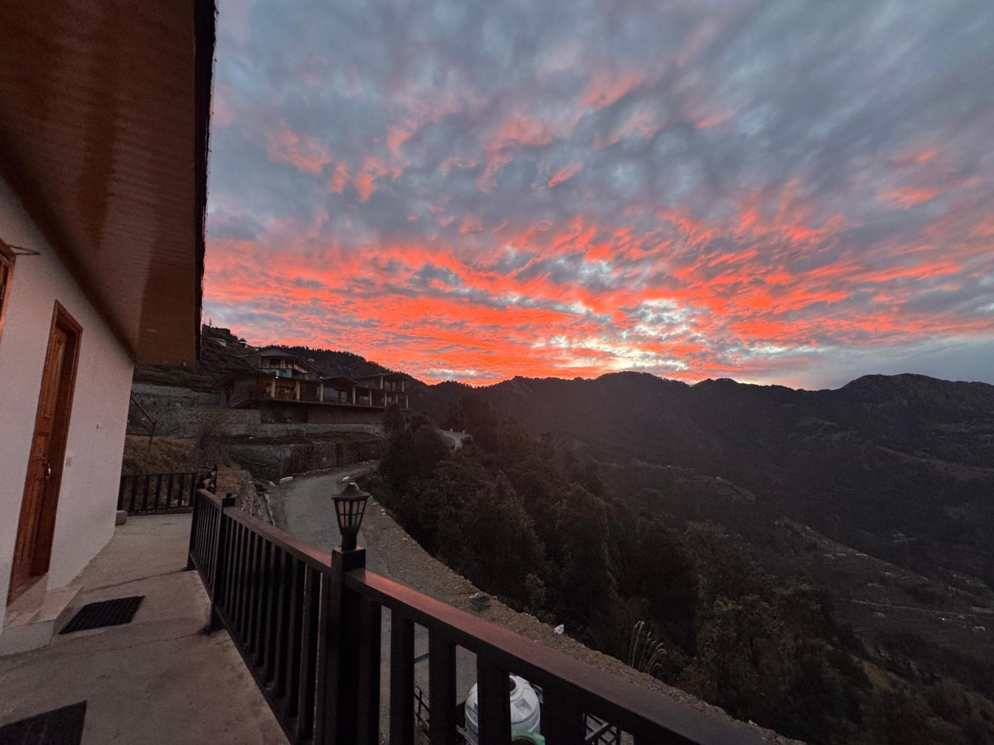 The Vintage Hill Village - Himalayan Boutique Resort Kanatal Dış mekan fotoğraf